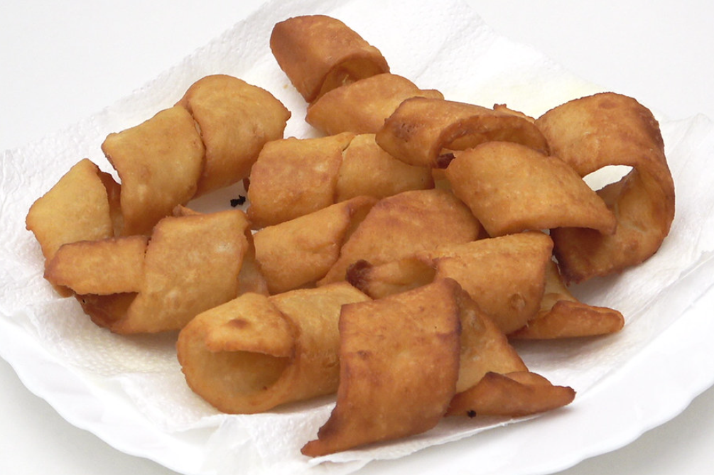 Tirabuzones dulces de vino o cañas fritas. Postre de Semana Santa