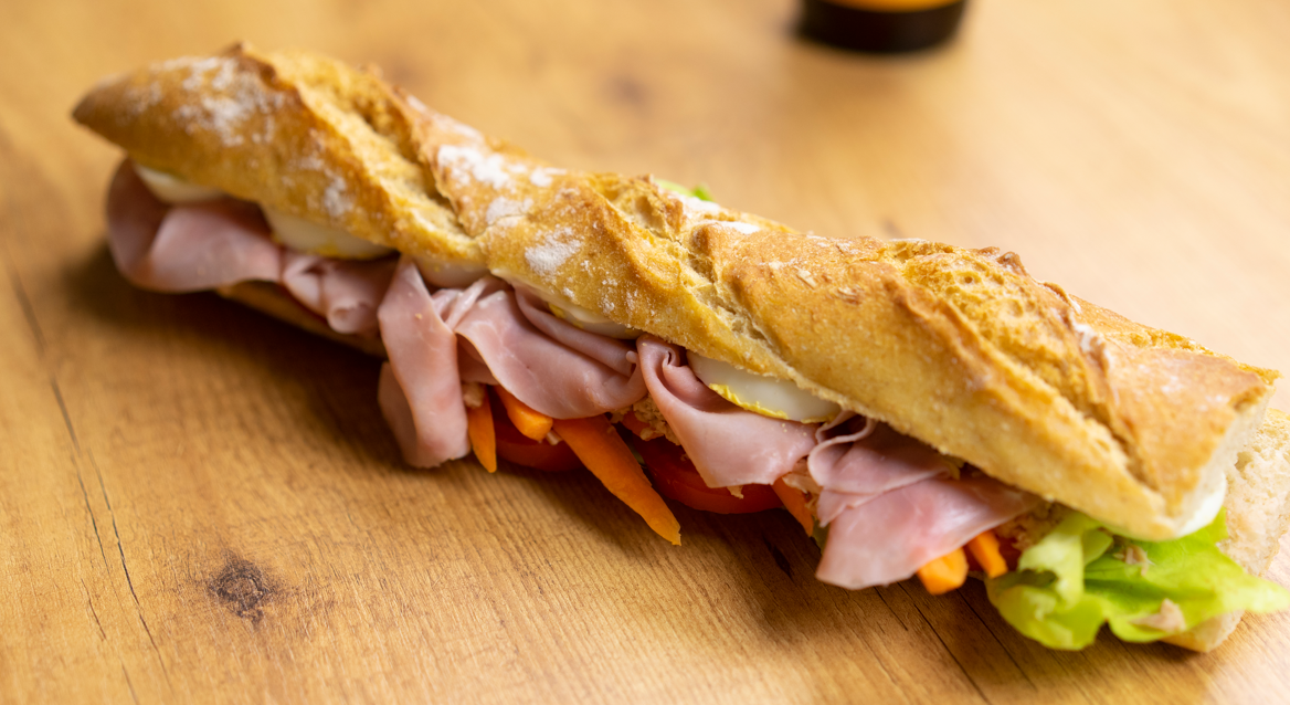 Bocadillo vegetal con atún