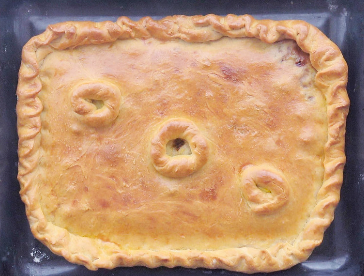 Empanada gallega rellena de carne
