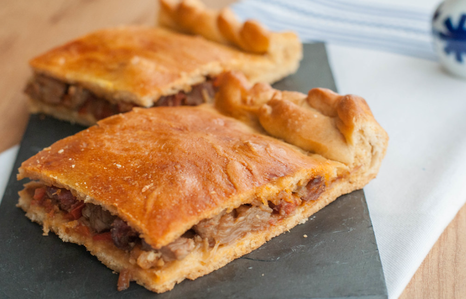 Empanada gallega rellena de carne