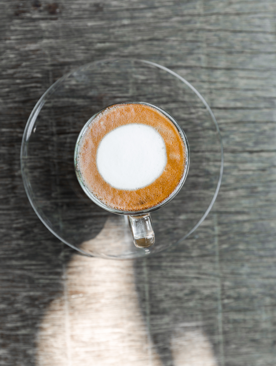 Cómo hacer un Flat White coffee, el café de moda