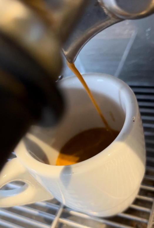 Cómo hacer un Flat White coffee, el café de moda