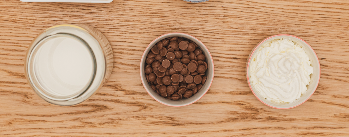 Chocolate suizo a la taza con nata montada