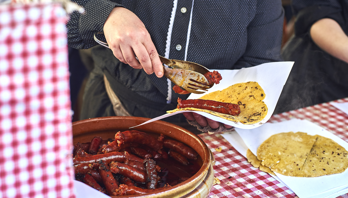 Talos vascos de maíz con txistorra (o chorizo)