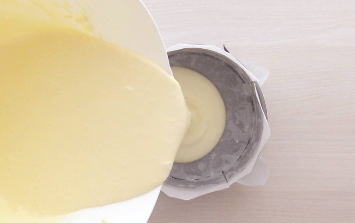 Receta de tarta de queso: echar masa en el molde