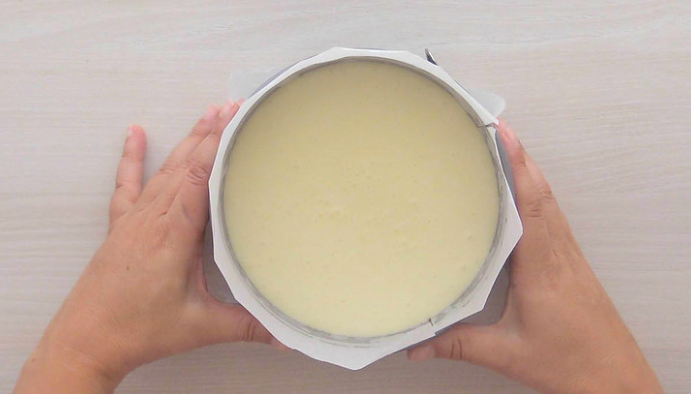 Receta de tarta de queso: sacudir para quitar burbujas