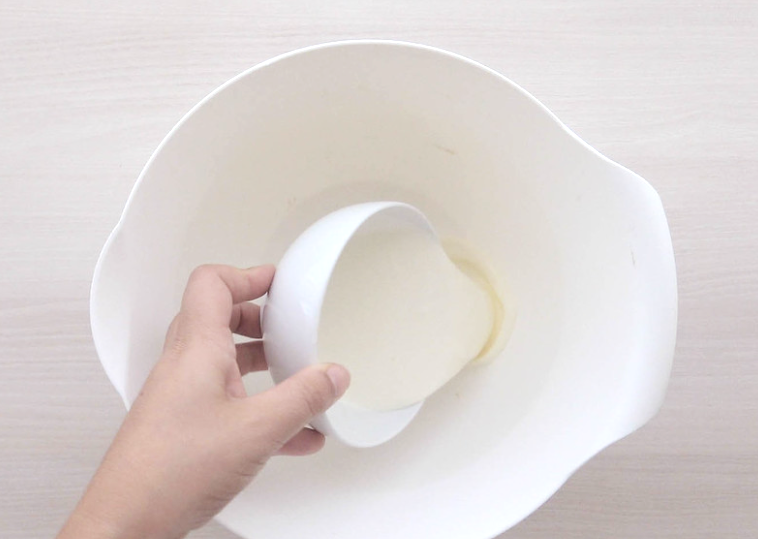 Receta de tarta de queso: echar la nata en un bol