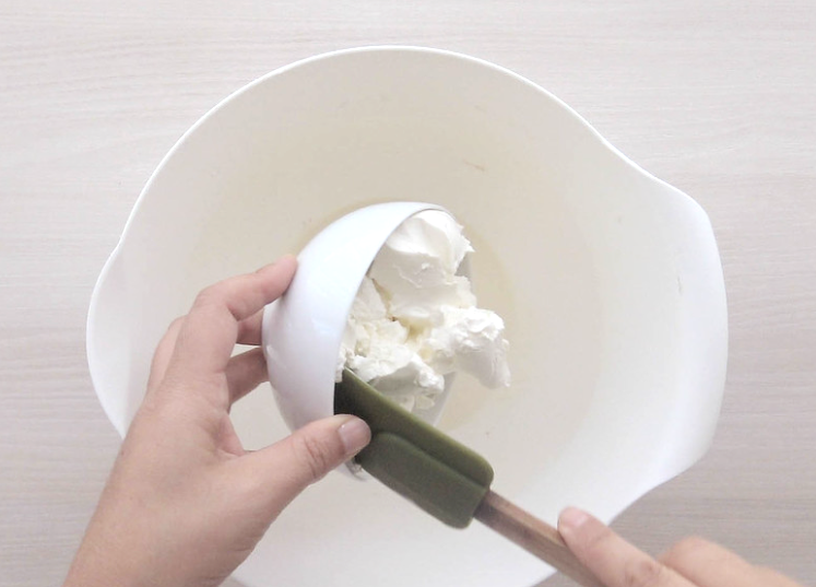 Receta de tarta de queso: añadir el queso crema