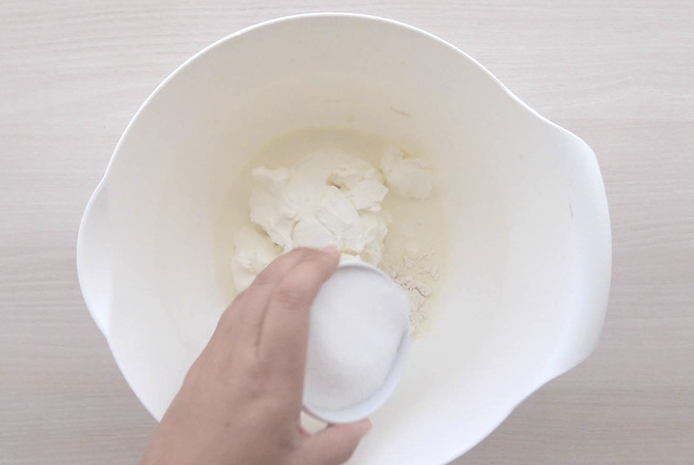 Receta de tarta de queso: añadir el azúcar