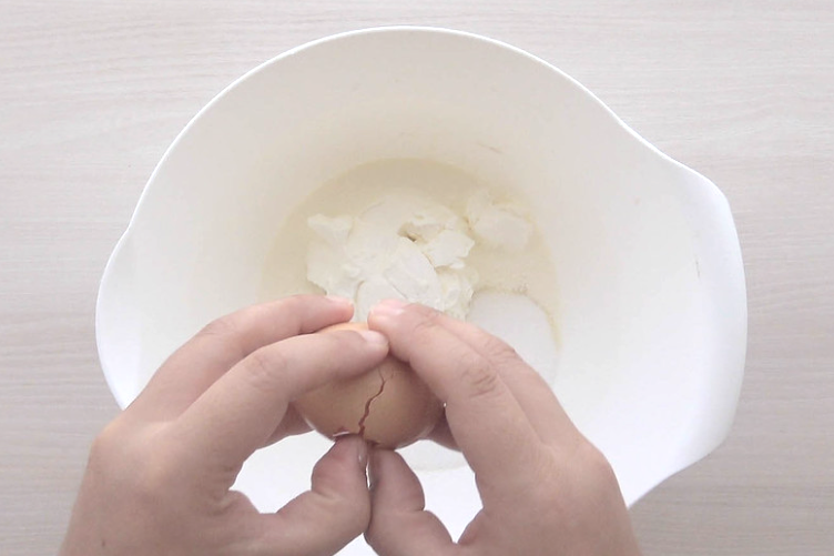 Receta de tarta de queso: añadir huevos
