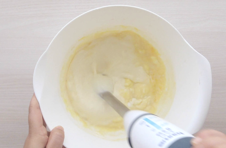 Receta de tarta de queso: batir con la batidora