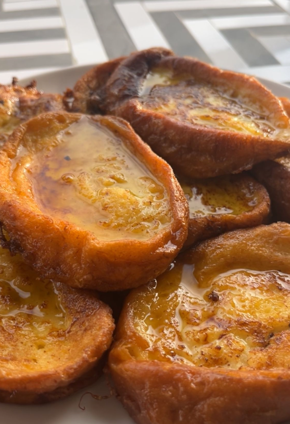 Receta de torrijas: presentación final con almíbar