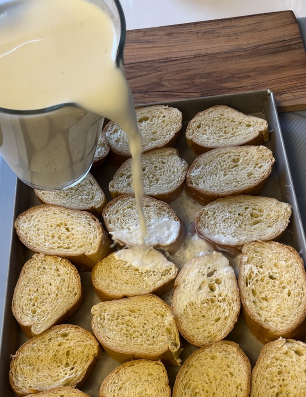 Cómo hacer torrijas caseras - Paso 5: empapa el pan con la leche infusionada
