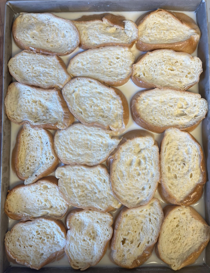Cómo hacer torrijas caseras - Paso 6: dejar reposar el pan para que empape bien
