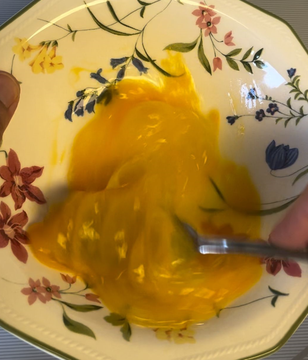 Cómo hacer torrijas caseras - Paso 7: batir los huevos