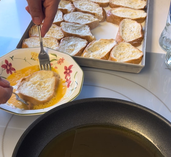 Cómo hacer torrijas caseras - Paso 9: Rebozar las torrijas en huevo
