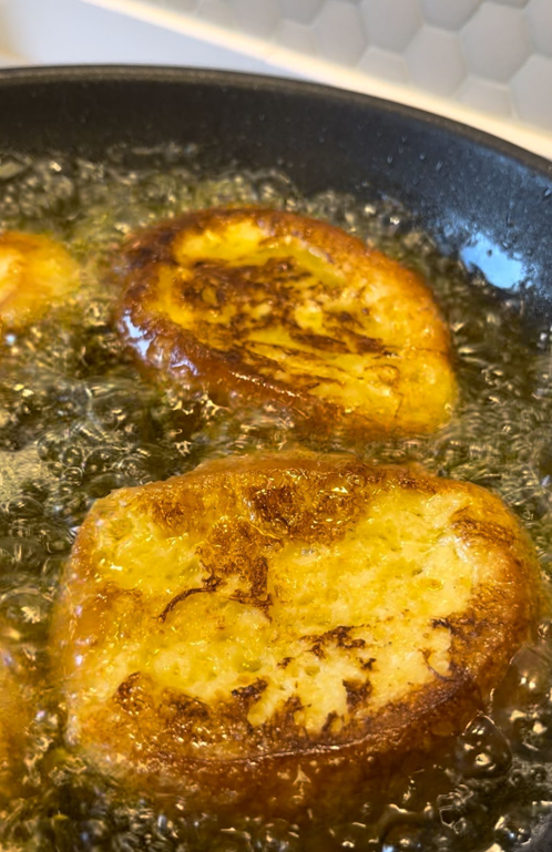 Cómo hacer torrijas caseras - Paso 11: freír hasta que estén doradas por ambas caras