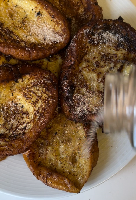 Cómo hacer torrijas caseras - Paso 14: espolvorear las torrijas con la mezcla de azúcar y canela