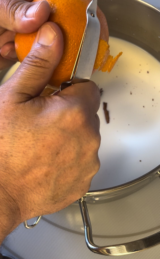 Cómo hacer torrijas caseras - Paso 3: calienta la leche con la vainilla, naranja y canela