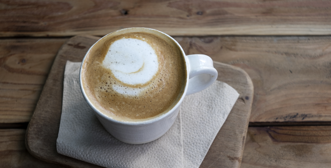 Cómo hacer un Flat White coffee, el café de moda