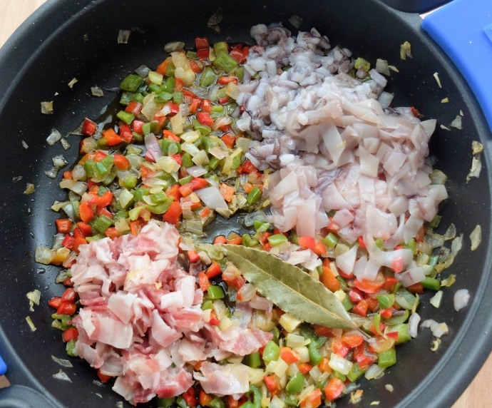 Calamares rellenos con salsa de cebolla
