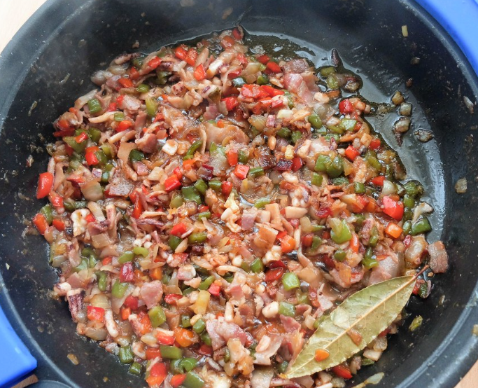 Calamares rellenos con salsa de cebolla