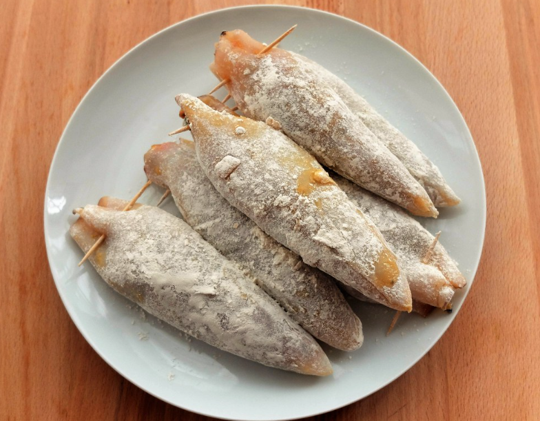 Calamares rellenos con salsa de cebolla