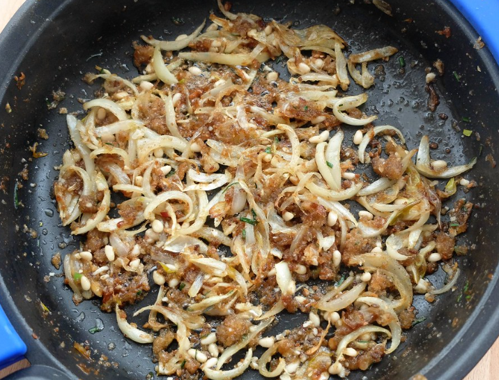 Calamares rellenos con salsa de cebolla