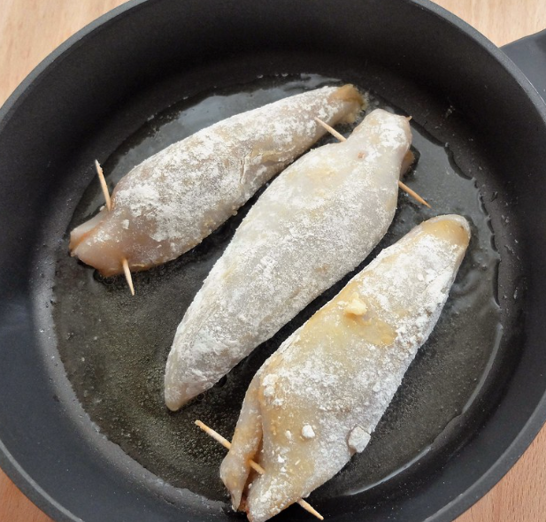 Calamares rellenos con salsa de cebolla