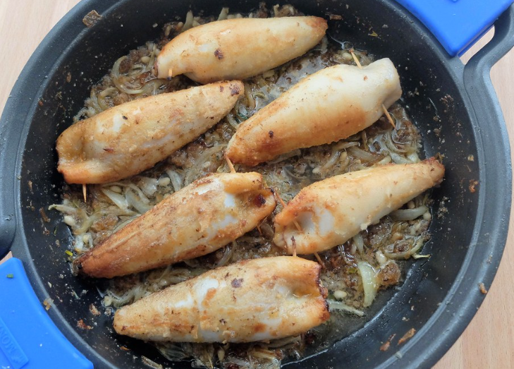 Calamares rellenos con salsa de cebolla