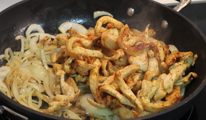 Fajitas mexicanas de pollo. chicken fajitas