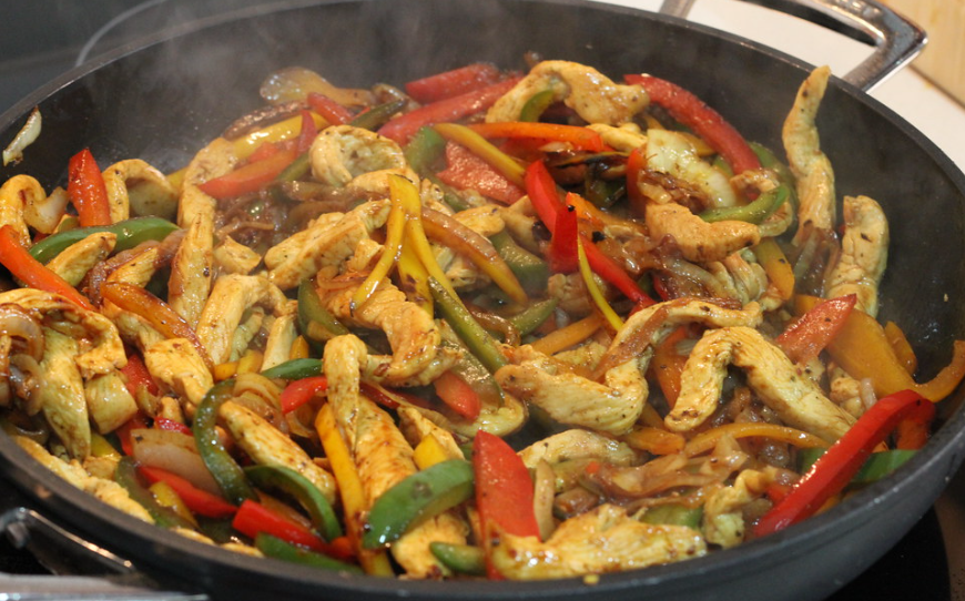 Fajitas mexicanas de pollo. chicken fajitas