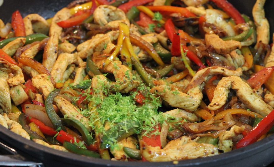 Fajitas mexicanas de pollo. chicken fajitas