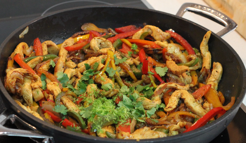 Fajitas mexicanas de pollo. chicken fajitas