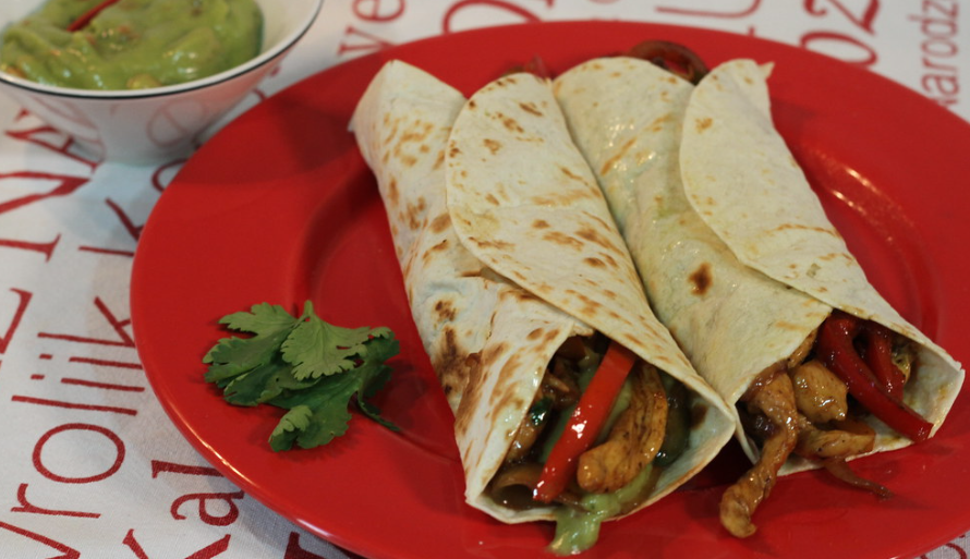 Fajitas mexicanas de pollo. chicken fajitas
