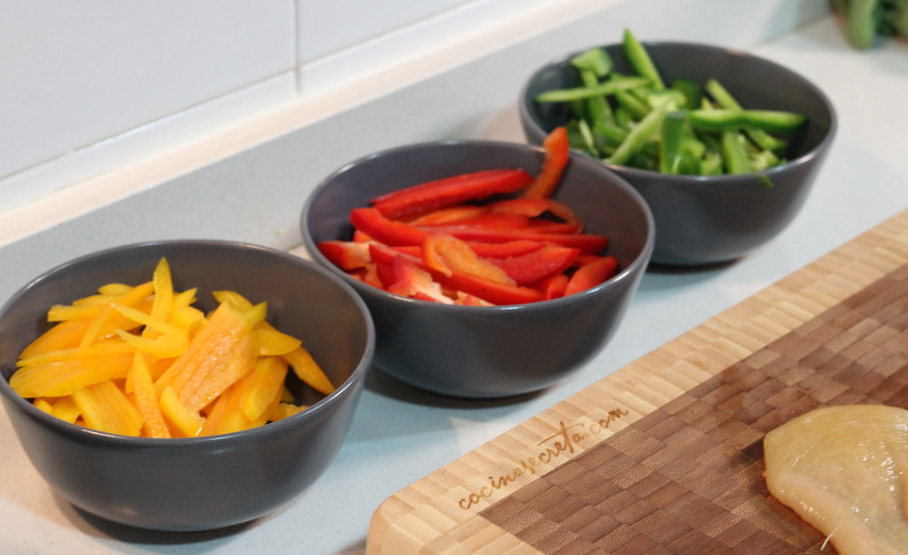 Fajitas mexicanas de pollo. chicken fajitas