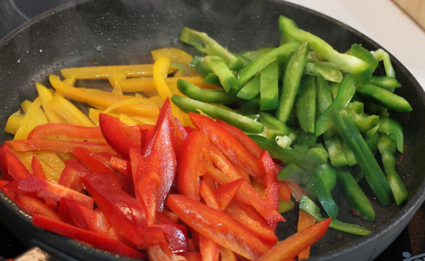 Fajitas mexicanas de pollo. chicken fajitas