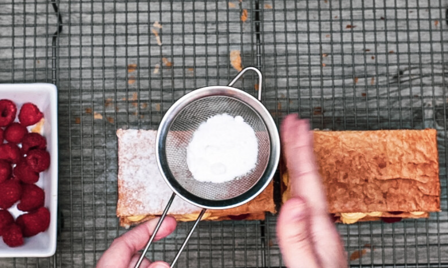 Milhojas rellenas de crema diplomática y frambuesas