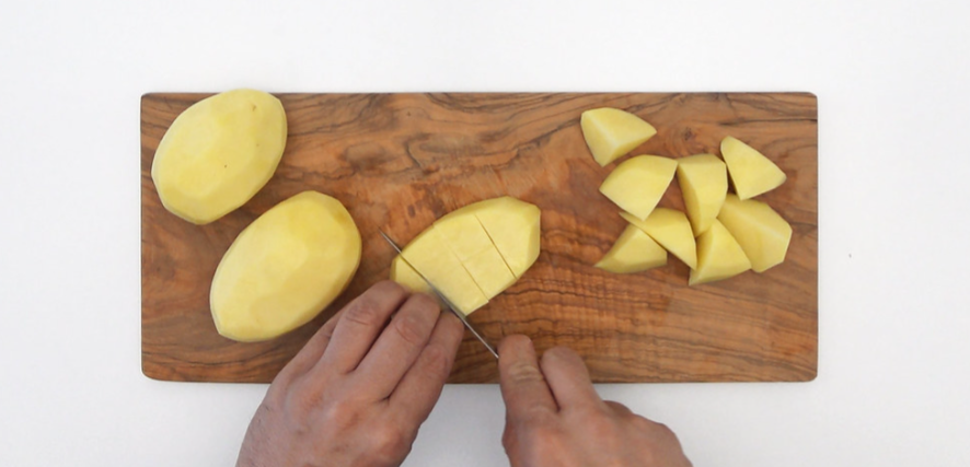 Conejo guisado al ajillo. receta tradicional de la abuela