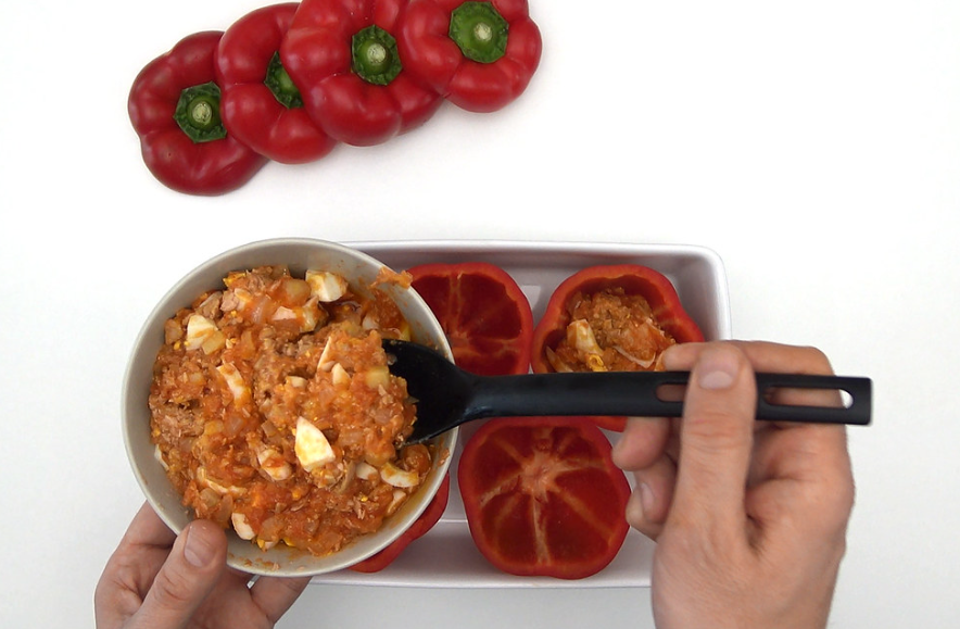 Pimientos rellenos de atún y huevo al horno