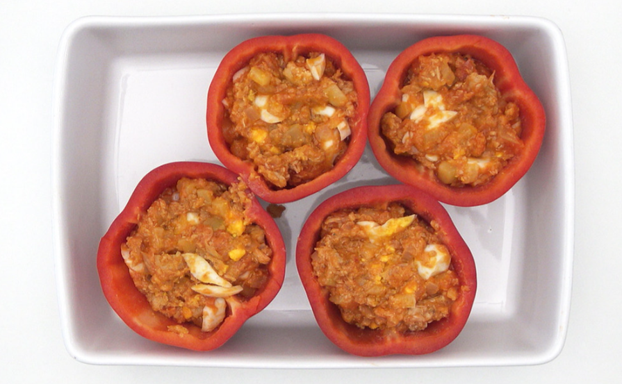 Pimientos rellenos de atún y huevo al horno