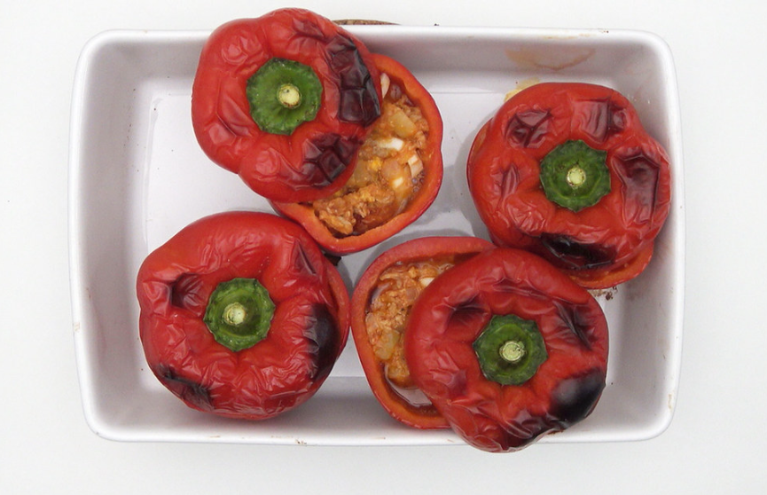 Pimientos rellenos de atún y huevo al horno