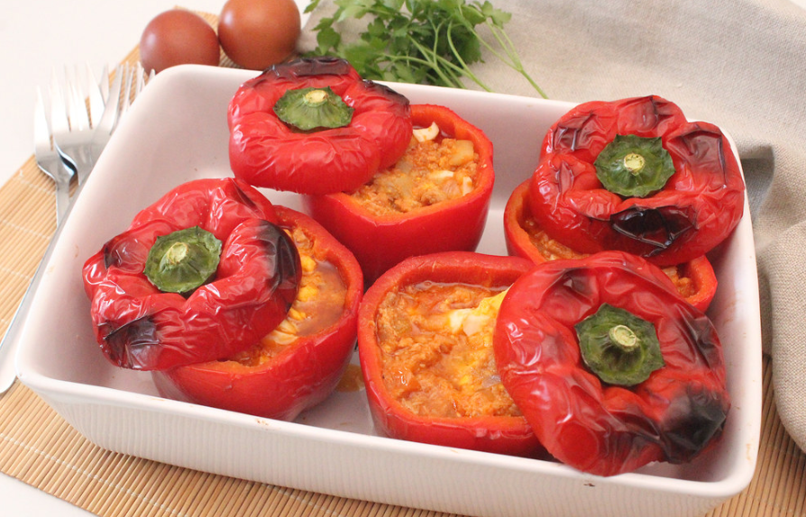 Pimientos rellenos de atún y huevo al horno