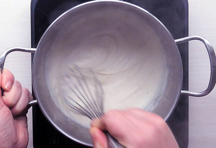 Receta de bechamel: remover con varillas hasta espesar