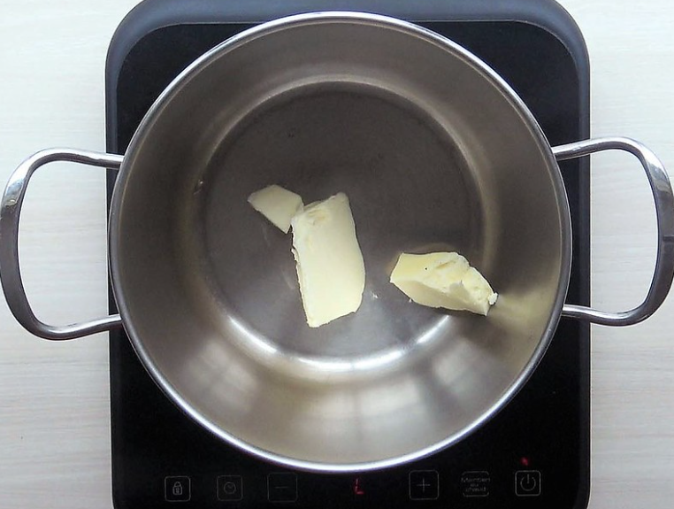 Receta de bechamel: fundir la mantequilla