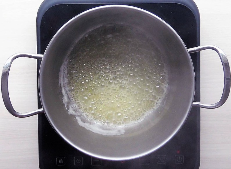 Receta de bechamel: mantequilla hirviendo
