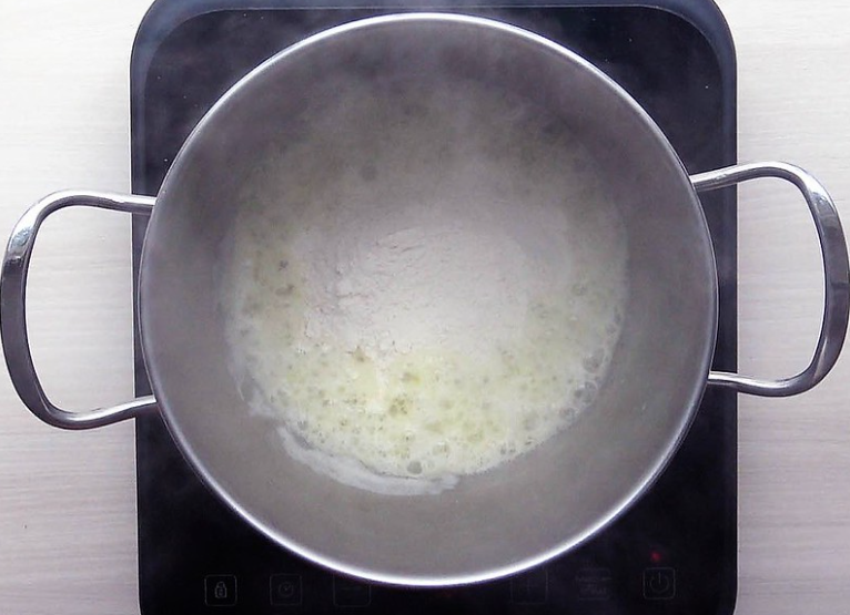 Receta de bechamel: mezclar con la harina