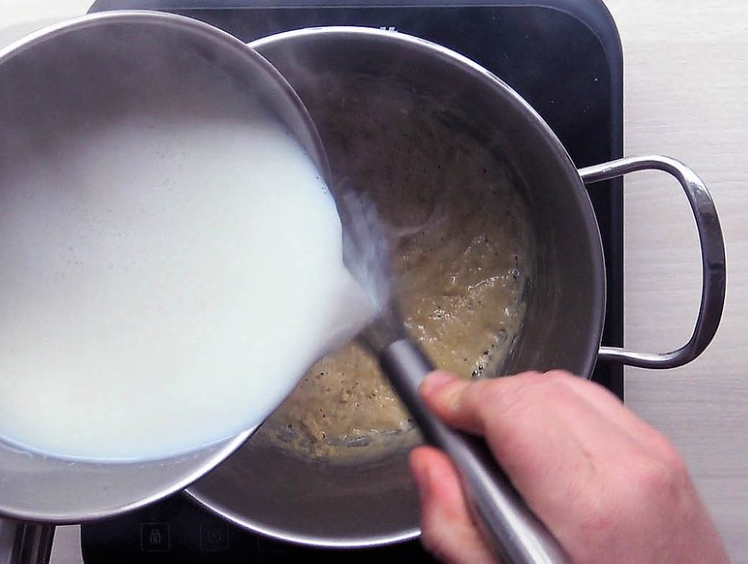 Receta de bechamel: añadir la leche al roux