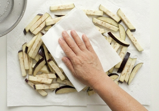 Berenjenas con miel fritas, un aperitivo crujiente y típico del sur