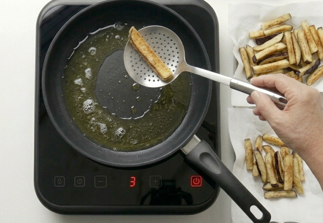 Berenjenas con miel fritas, un aperitivo crujiente y típico del sur